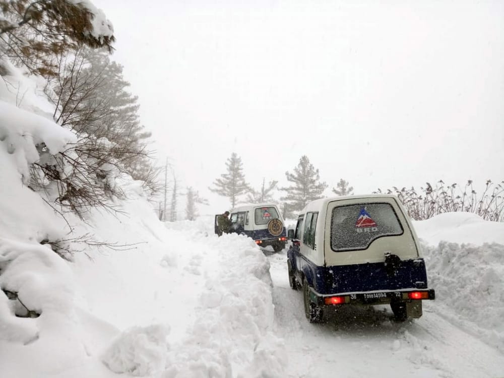 jammu-srinagar national highway closed due to fresh snowfall and landslide