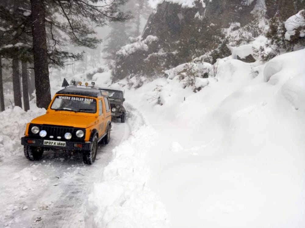 heavy snowfall and rainfall in jammu-kashmir, highway blocked, flights from srinagar cancelled
