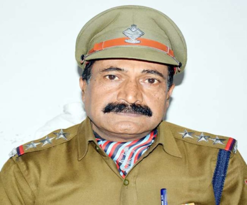 meet dabang police inspector who brought tourists back between Maoist