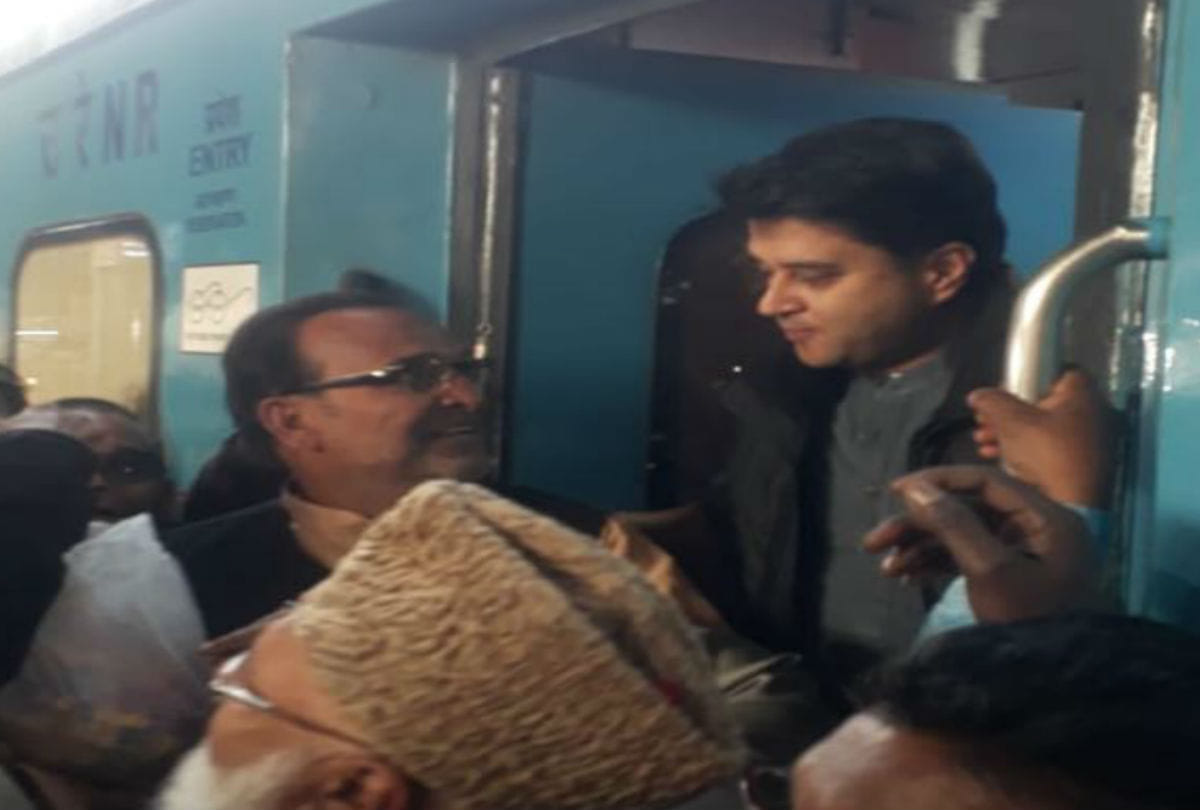 jyotiraditya sindhia gave instruction to congress workers in agra