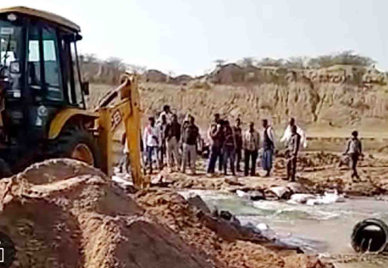 mining mafia forcely taken away 28 trucks