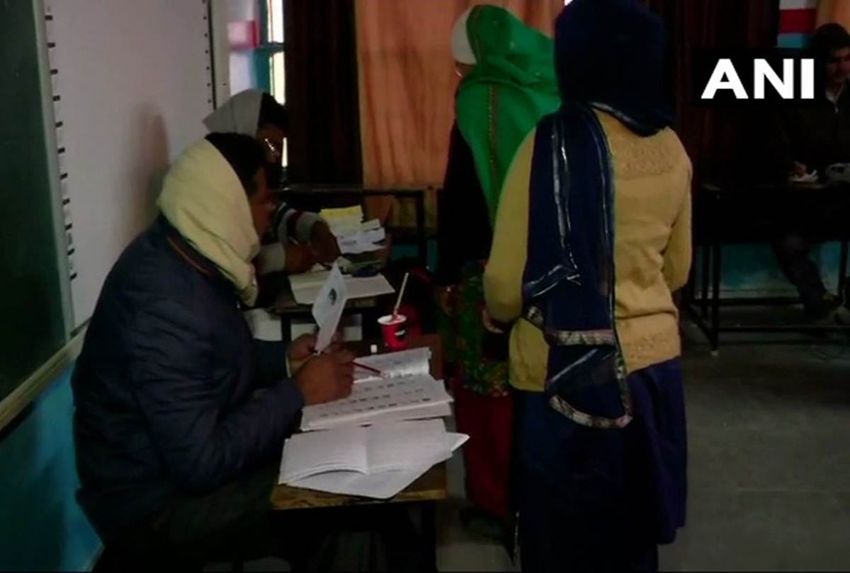 Jind bypoll LIVE updates : more than 1.5 Lakh voters will decide fate of 21 candidates
