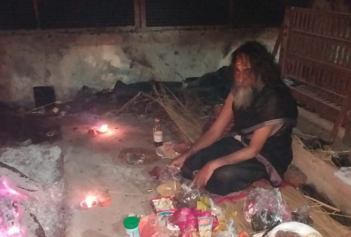 Aghori evocation God Shiva on burning chita in Prayagraj Kumbh Mela 2019
