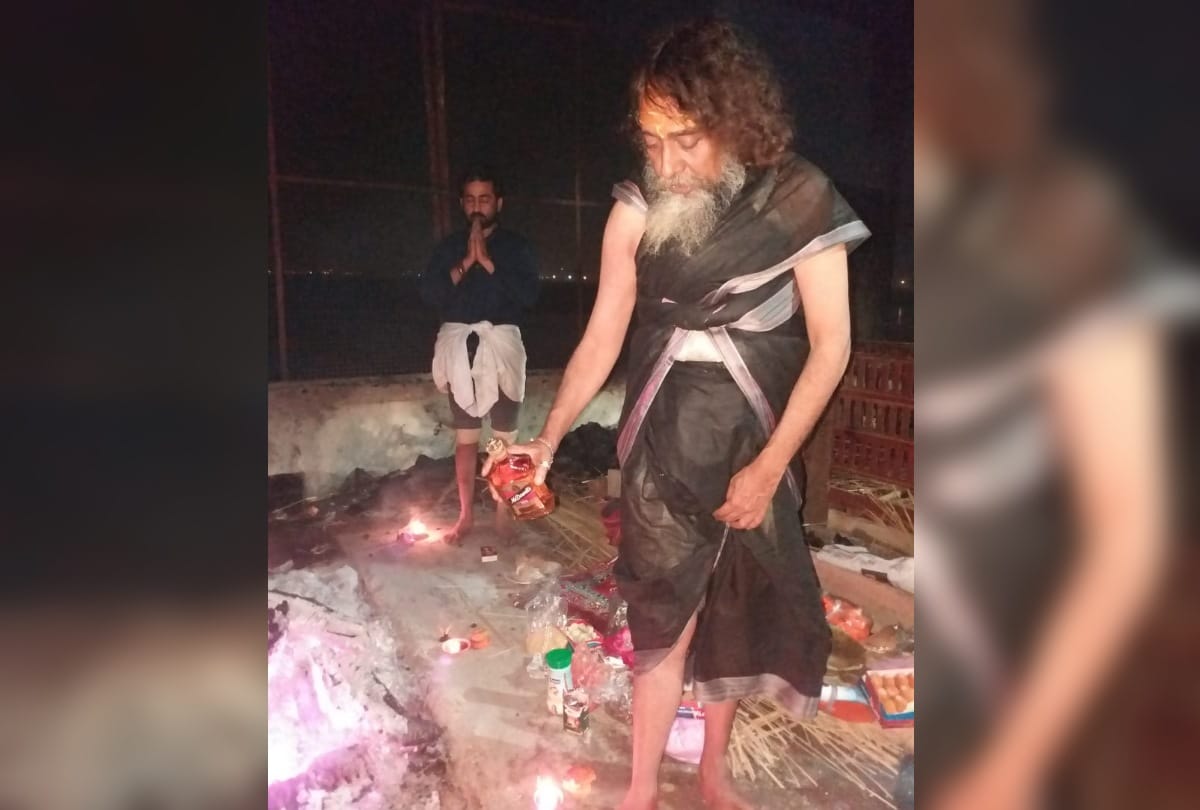 Aghori evocation God Shiva on burning chita in Prayagraj Kumbh Mela 2019