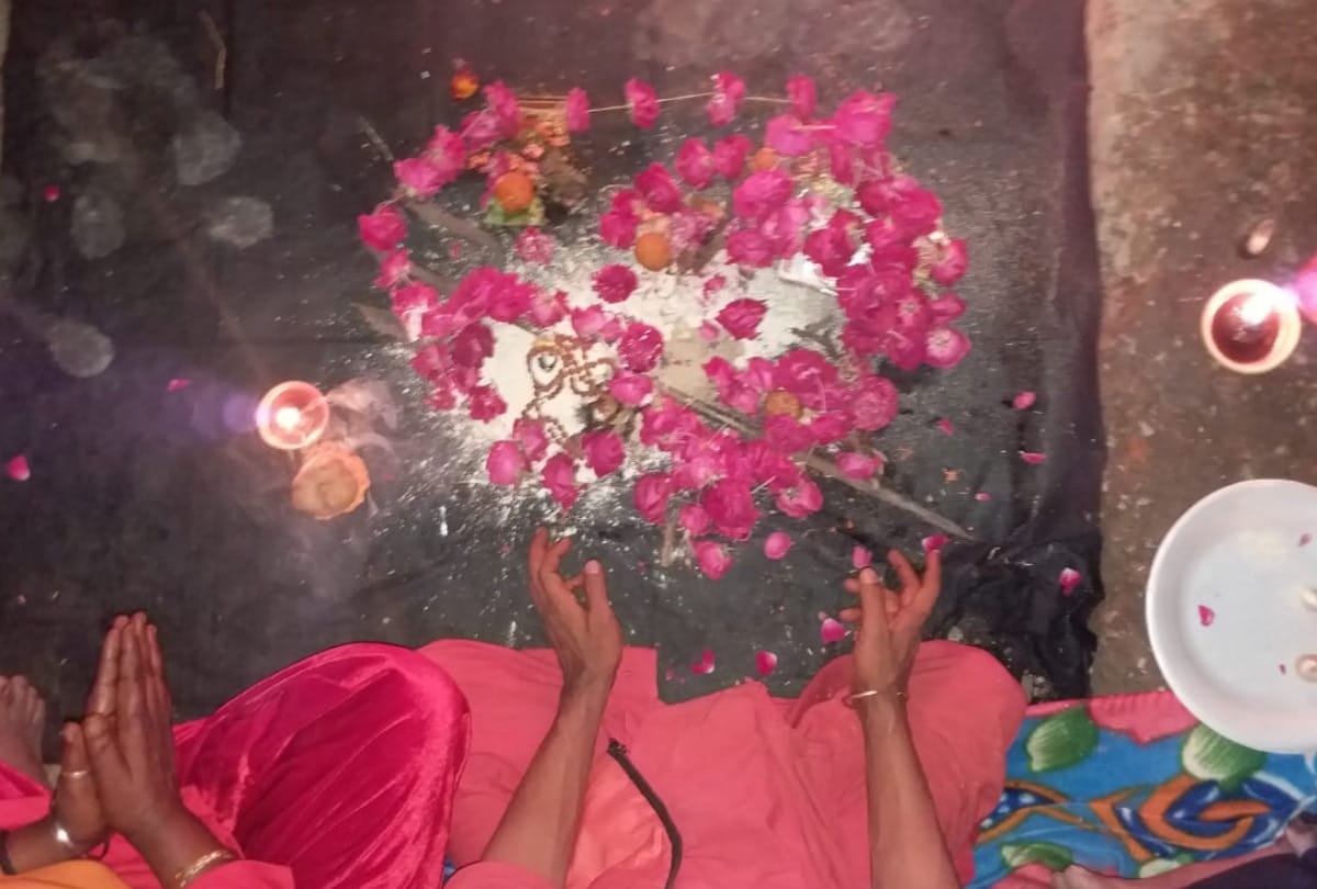 Aghori evocation God Shiva on burning chita in Prayagraj Kumbh Mela 2019