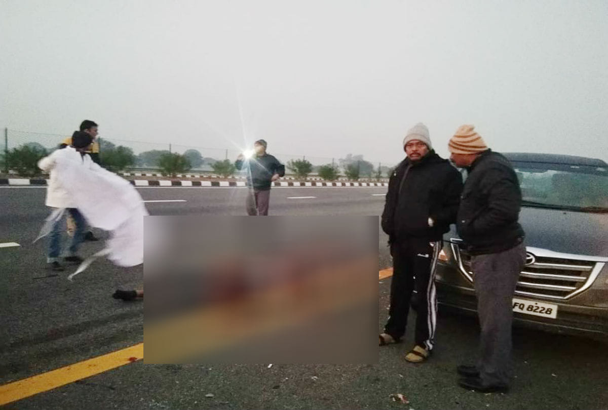 Two men death crushed by truck on Agra Lucknow expressway