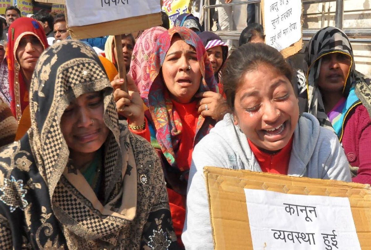 victim family protest  for arresting accused of bablu murder in agra