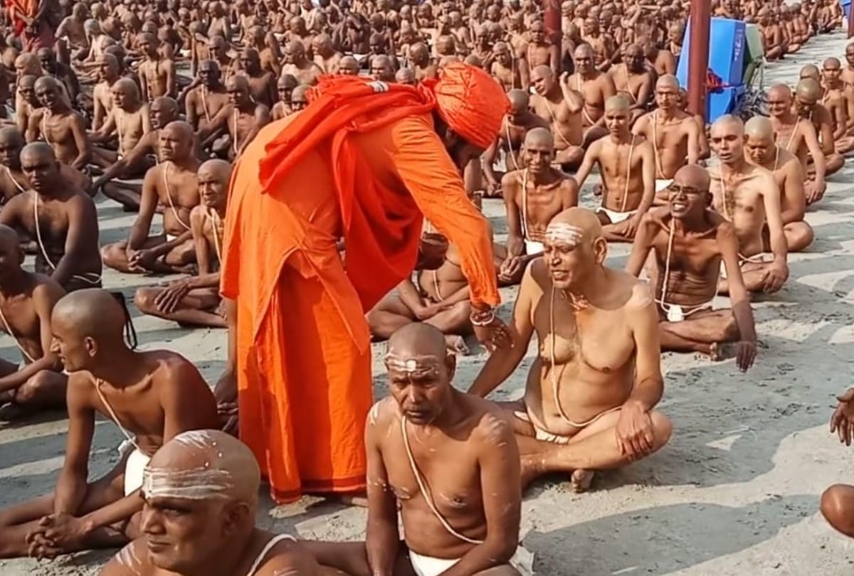 People waiting to make Saints himself in Kumbh Mela Prayagraj