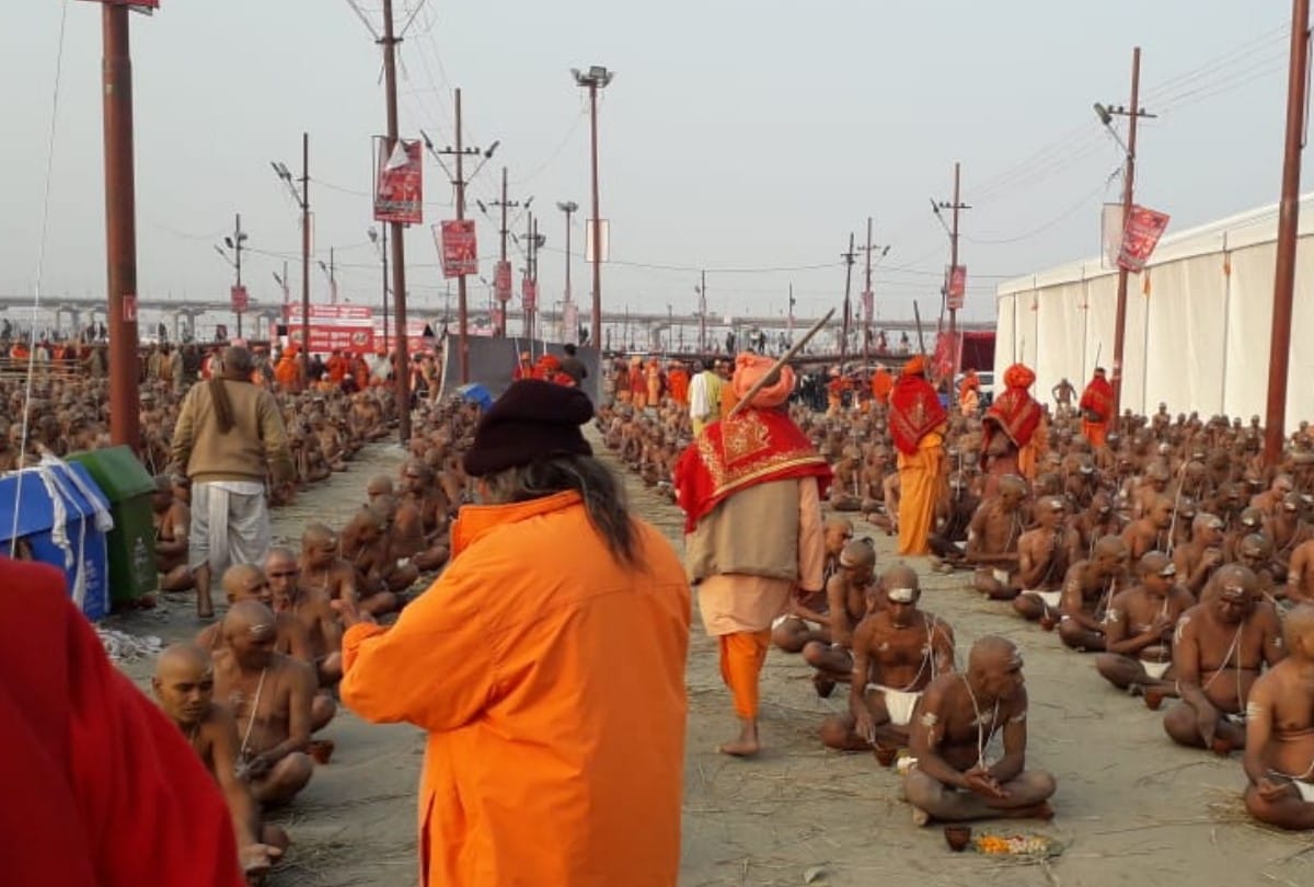 People waiting to make Saints himself in Kumbh Mela Prayagraj