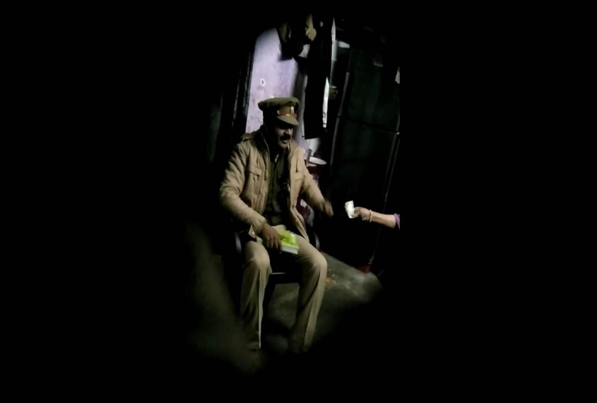 Video being viral of inspector who is Taking cash to the victim of assult for arrest the accused
