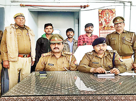 Police threw three thieves with goods