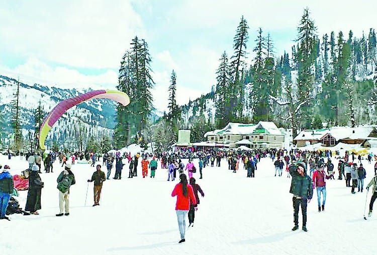 बर्फबारी के बाद मनाली सैलानियों से गुलजार