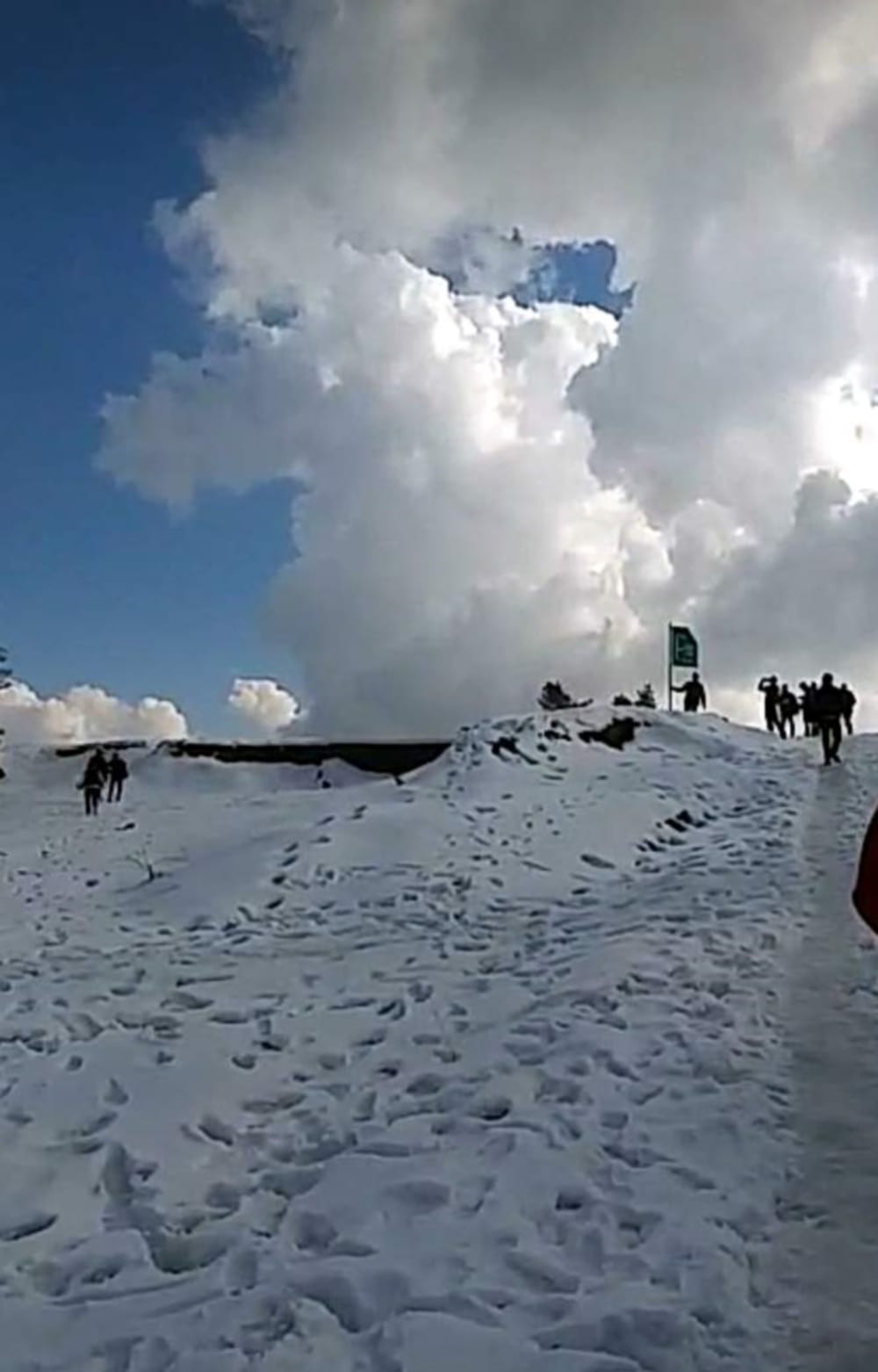 Weather Update:Delhi Tourist stuck in snowfall at chakrata from seven days