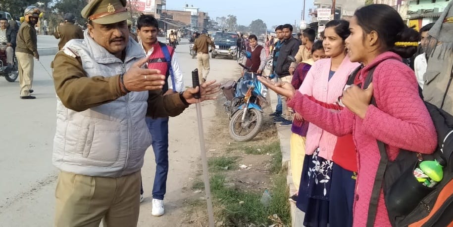 पुलिस परीक्षा के दौरान हंगामा, अभ्यर्थियों पर बल प्रयोग