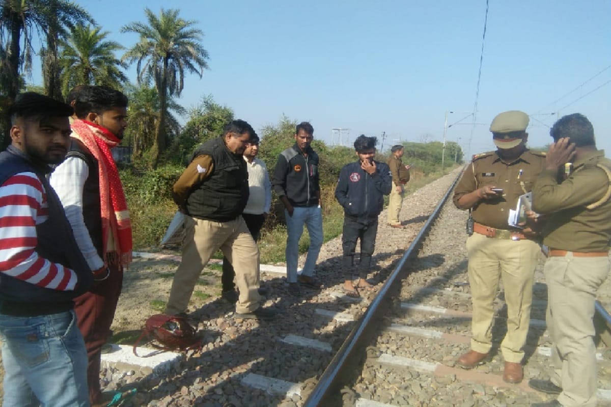 Meerut, Lover couple suicide by jumping in front of train