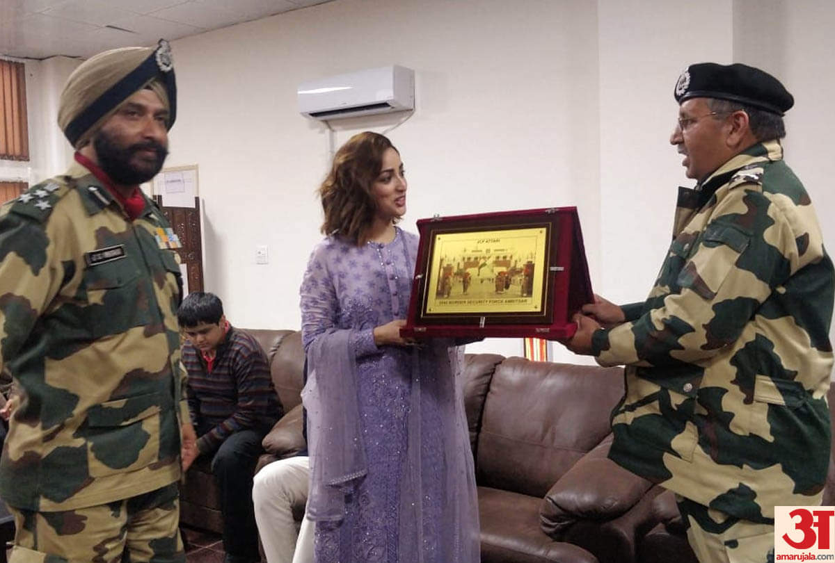 Vicky Kaushal Yami Gautam and Varun Dhawan celebrate Republic Day 2019 with army