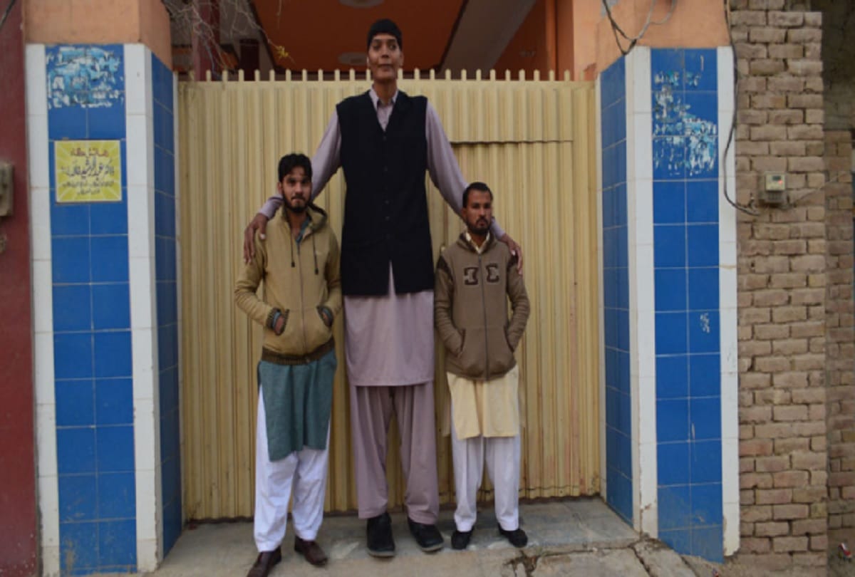 Pakistan tallest man Zia Rashid is not getting bride because of his height
