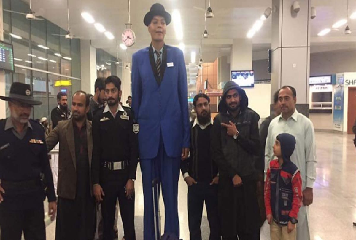 Pakistan tallest man Zia Rashid is not getting bride because of his height