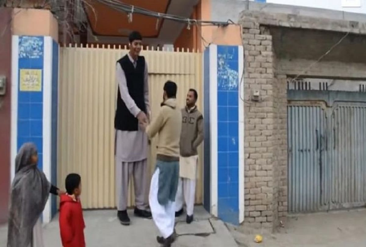 Pakistan tallest man Zia Rashid is not getting bride because of his height