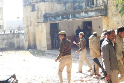 clash between prisoners and policemen at court campus in mainpuri