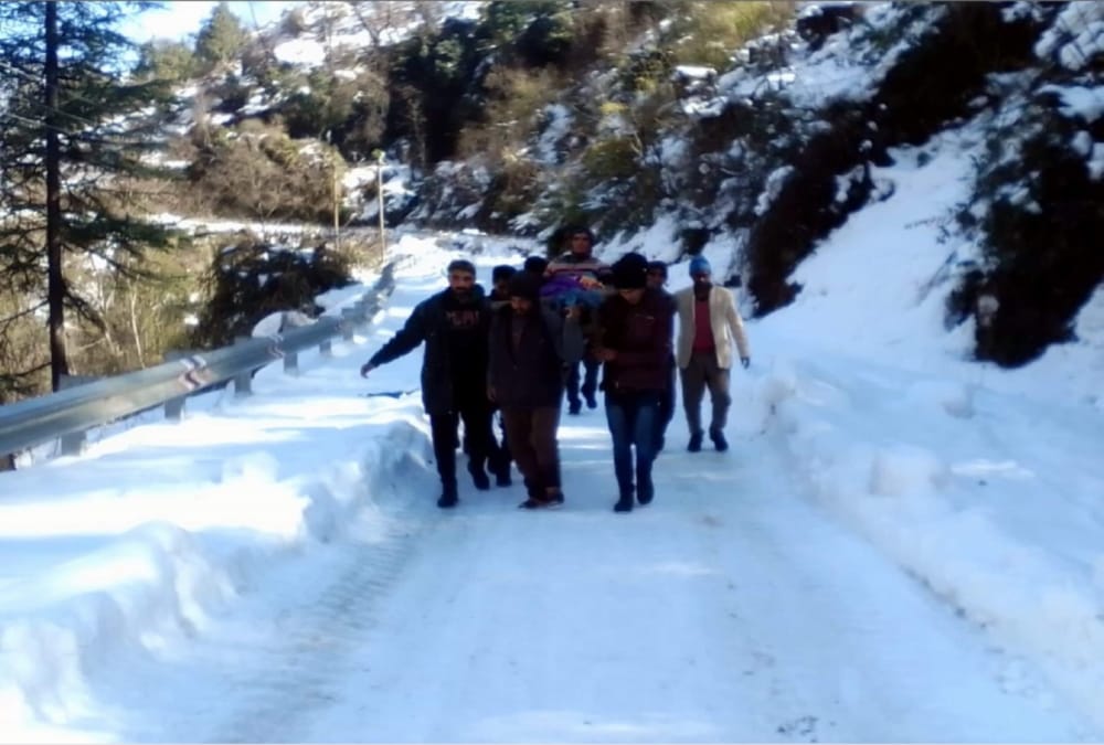 Villagers walk 17 kilometers on snow and admitted patient in hospital uttarkashi