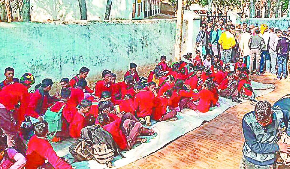 school me baandhe govansh, gali me lagi class