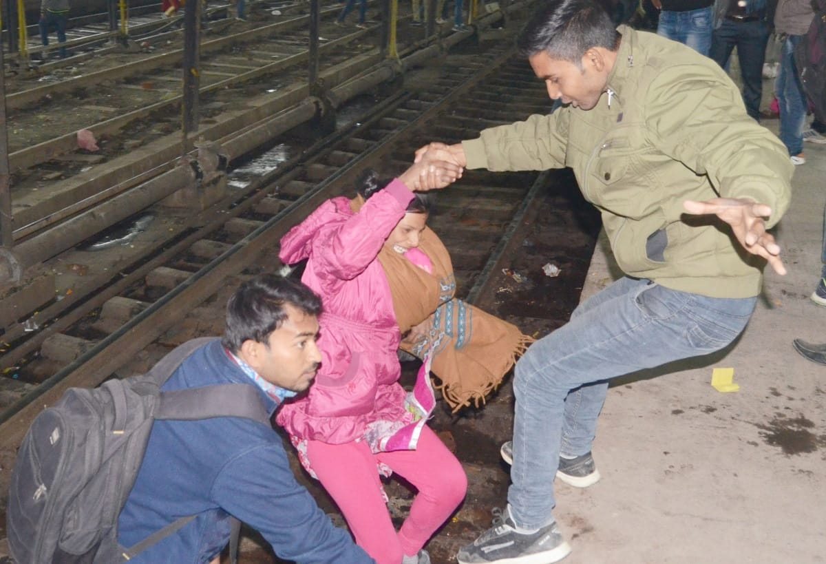 anarchy of examinee at charbagh station