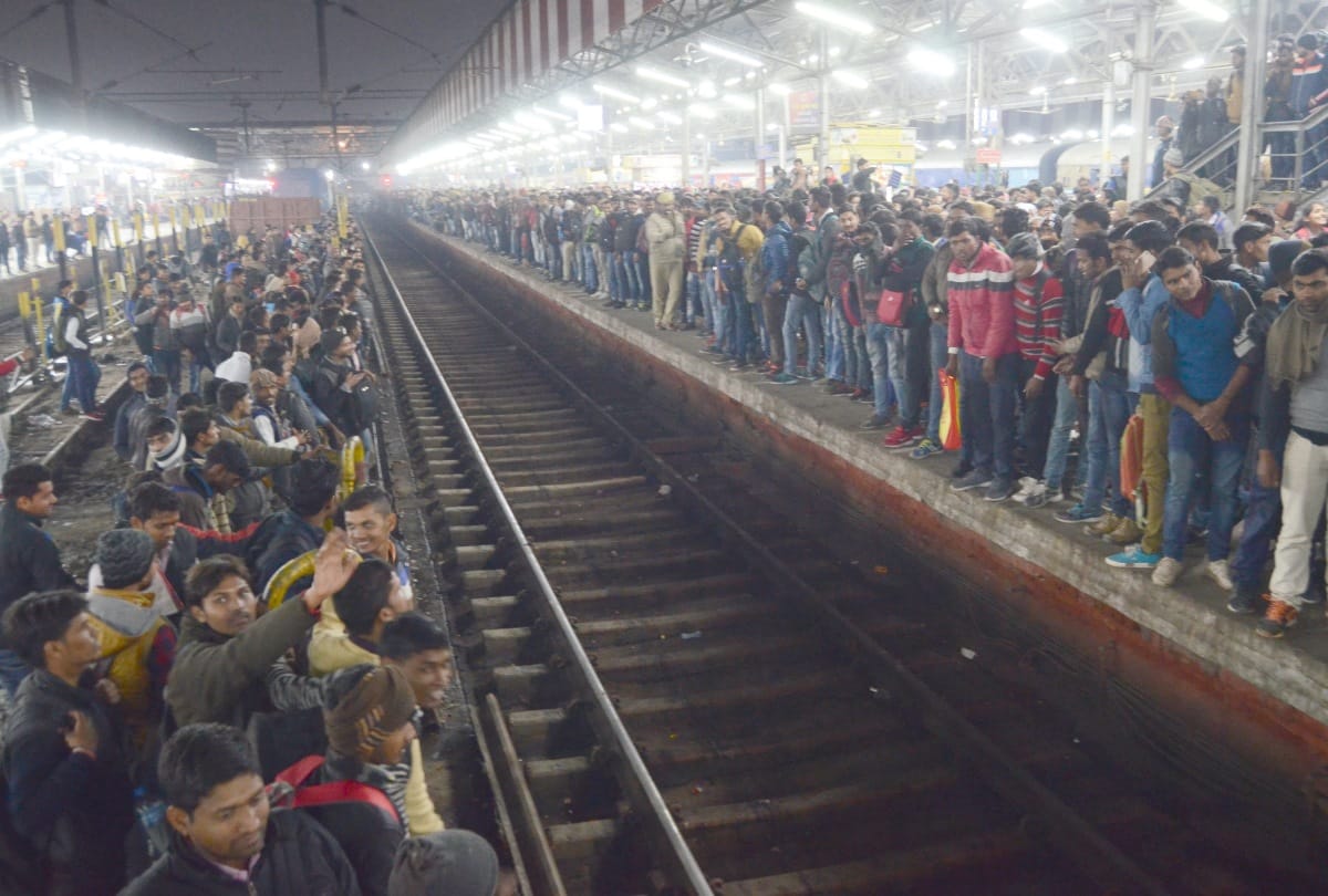 anarchy of examinee at charbagh station