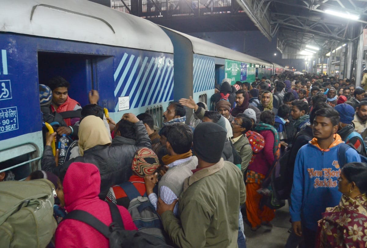 anarchy of examinee at charbagh station