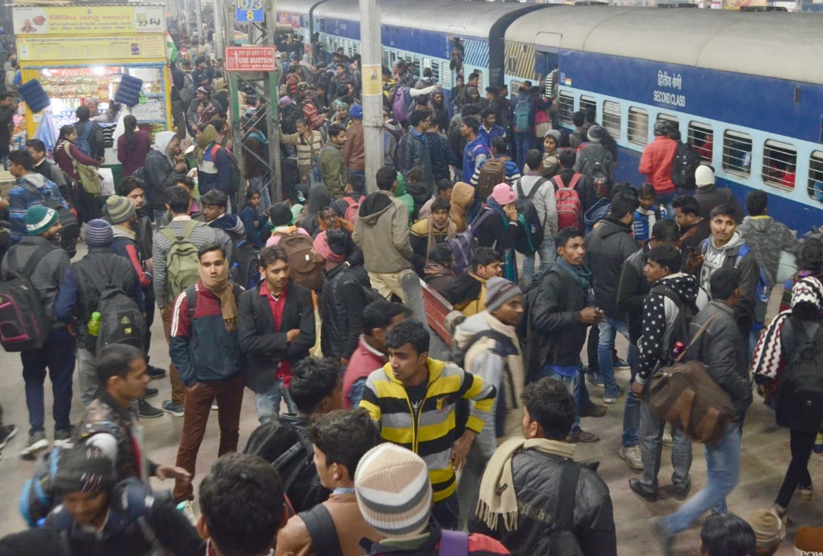 anarchy of examinee at charbagh station