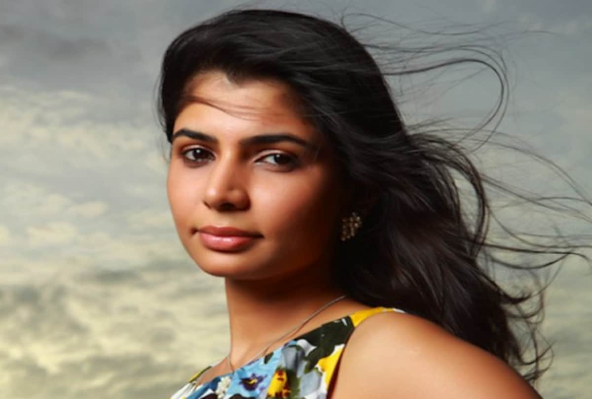 Chinmayi Sripaada do not wear a saree while performing because men do masturbate after see her pic