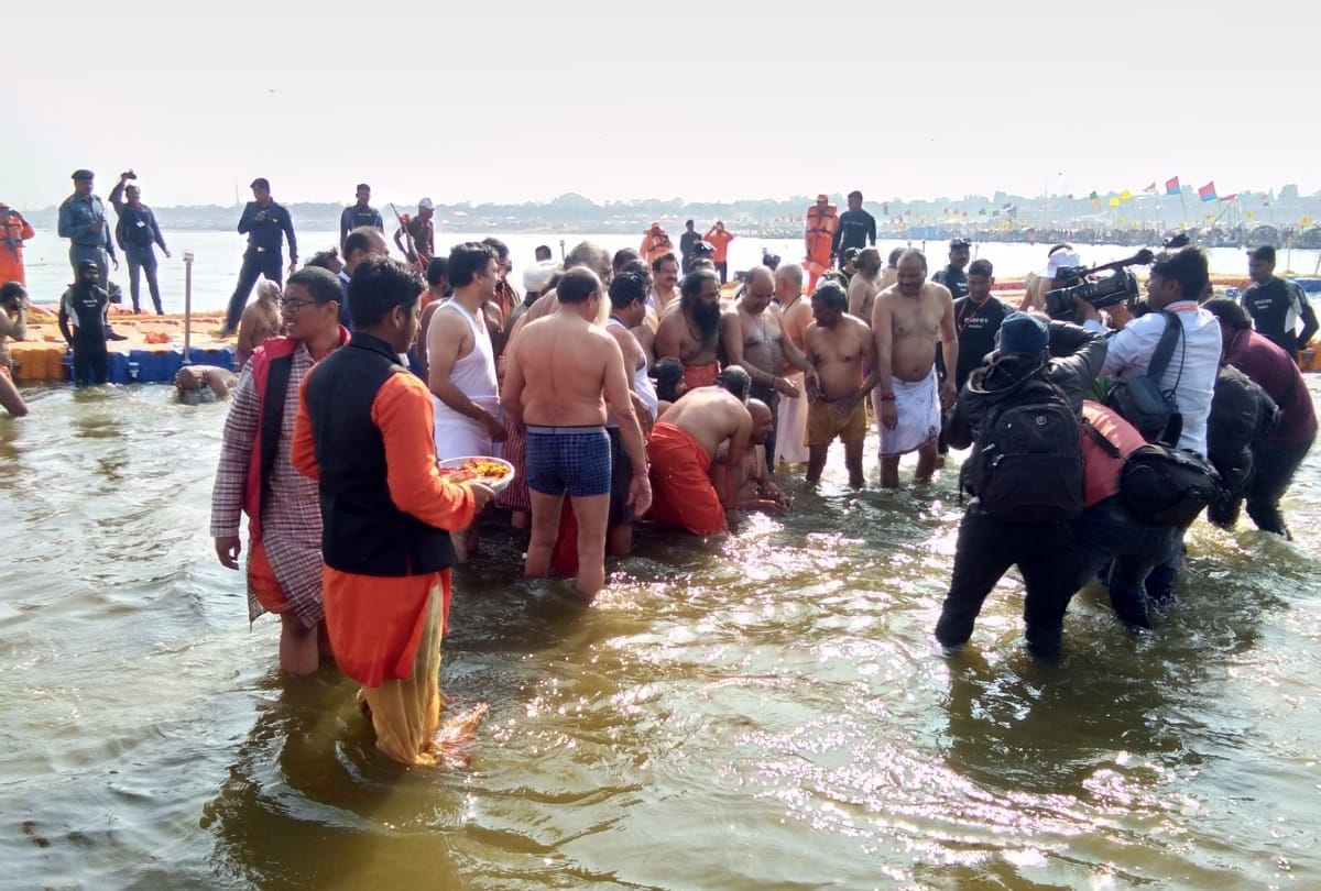 Yogi cabinet get Holy dip in Allahabad Sangam Kumbh Mela 2019,see photos
