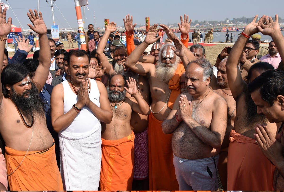 Yogi cabinet get Holy dip in Allahabad Sangam Kumbh Mela 2019,see photos