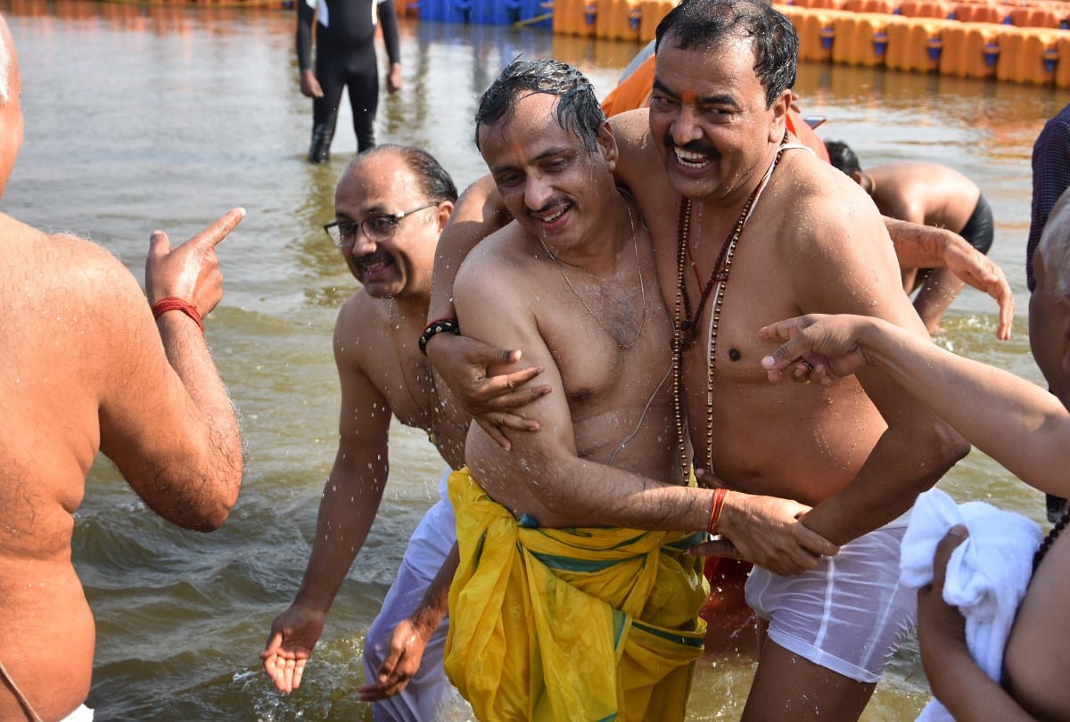 Yogi cabinet get Holy dip in Allahabad Sangam Kumbh Mela 2019,see photos