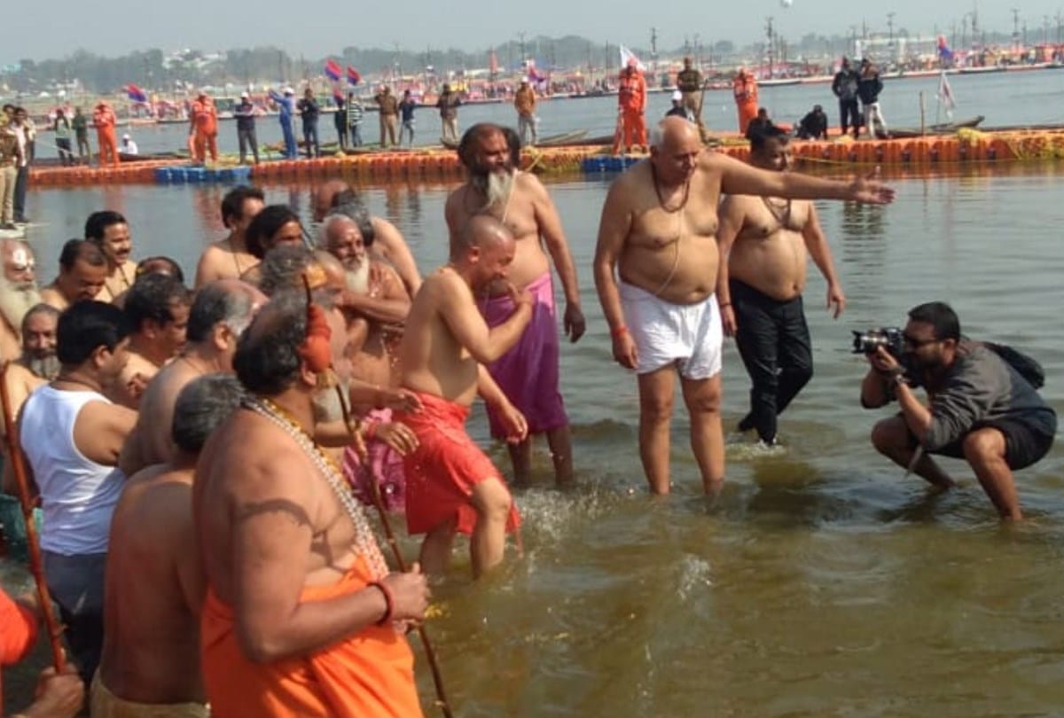 kumbh 2019:CM yogi sangam snan after cabinet meeting in prayagraj Kumbh Mela 2019