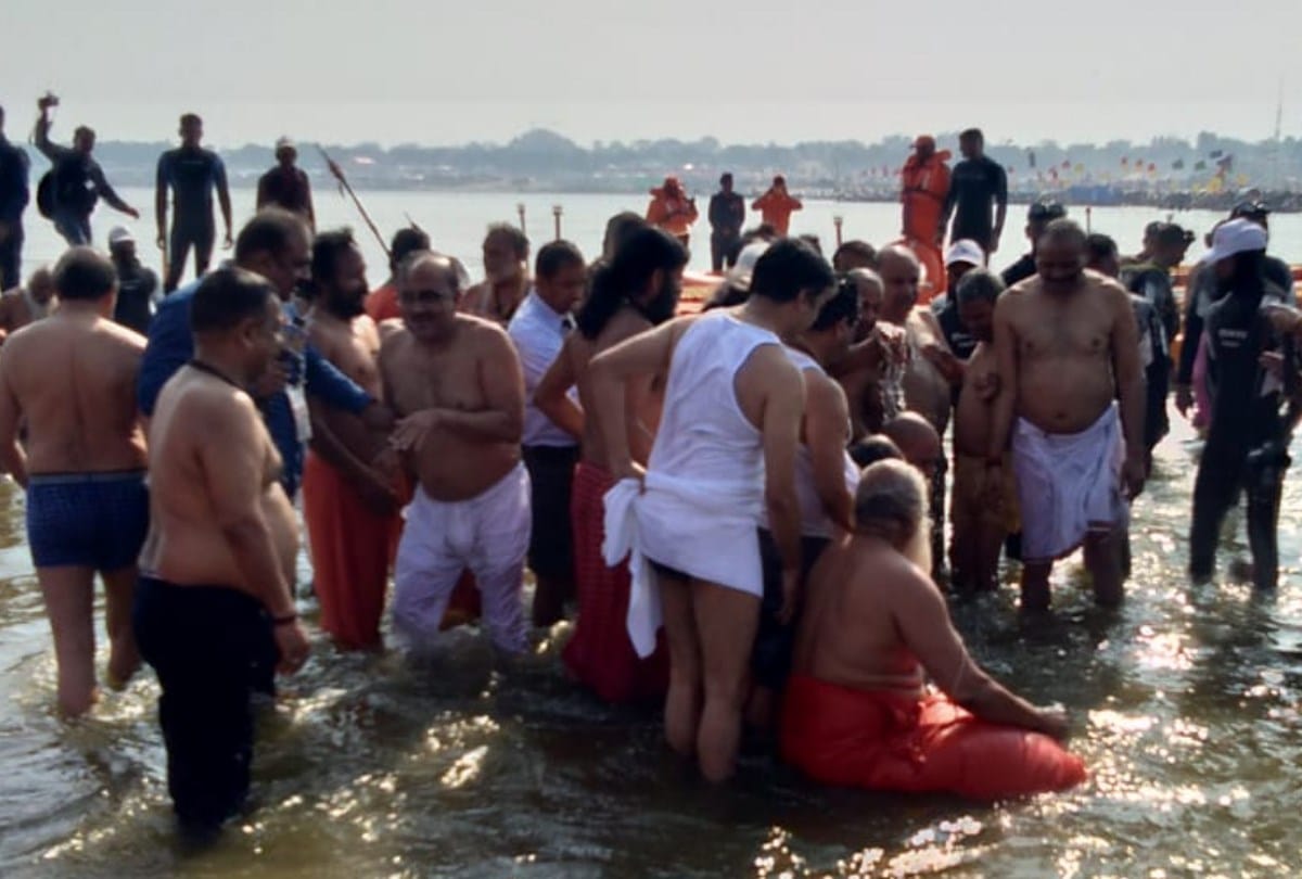 kumbh 2019:CM yogi sangam snan after cabinet meeting in prayagraj Kumbh Mela 2019