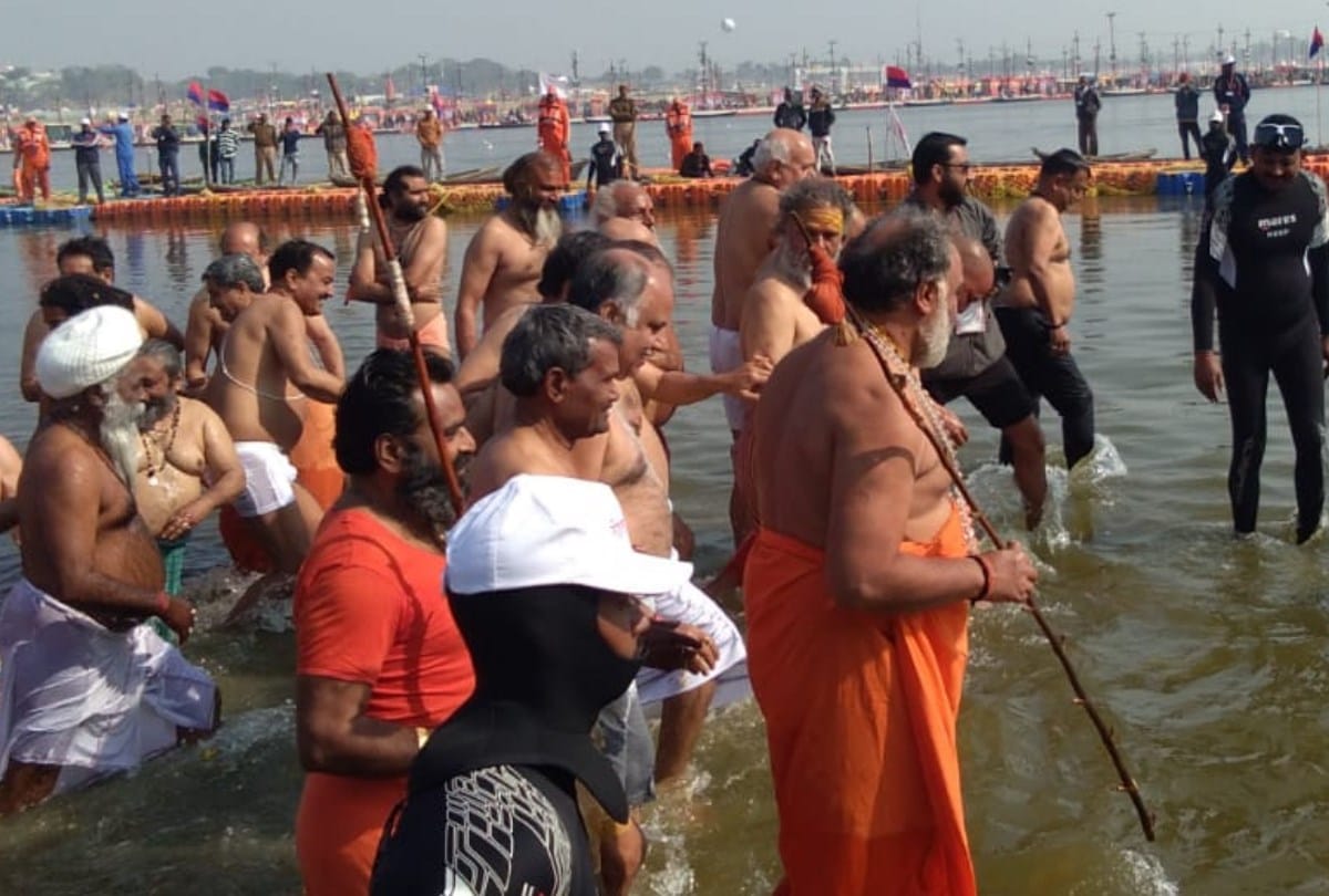 kumbh 2019:CM yogi sangam snan after cabinet meeting in prayagraj Kumbh Mela 2019