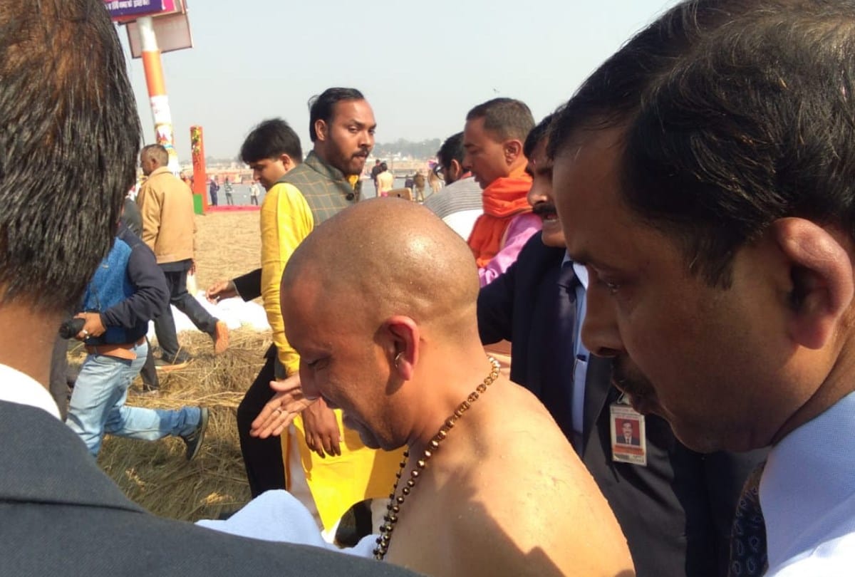 kumbh 2019:CM yogi sangam snan after cabinet meeting in prayagraj Kumbh Mela 2019