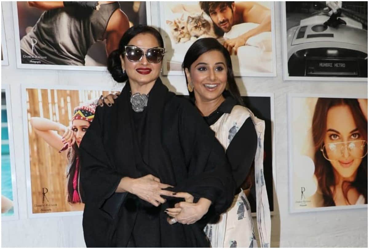 Rekha reaction on realising she is posing next to Amitabh Bachchan Poster