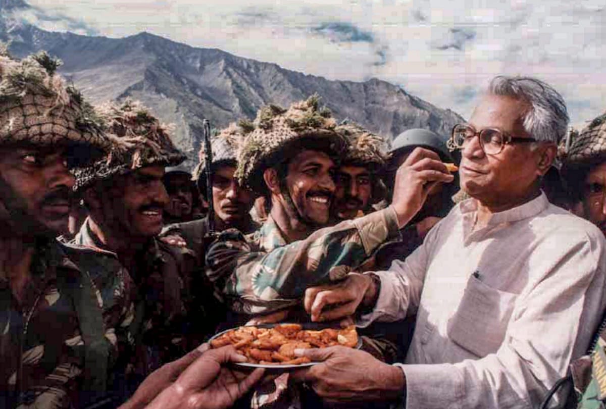 George Fernandes funeral he provided snow scooter to soldiers in kargil