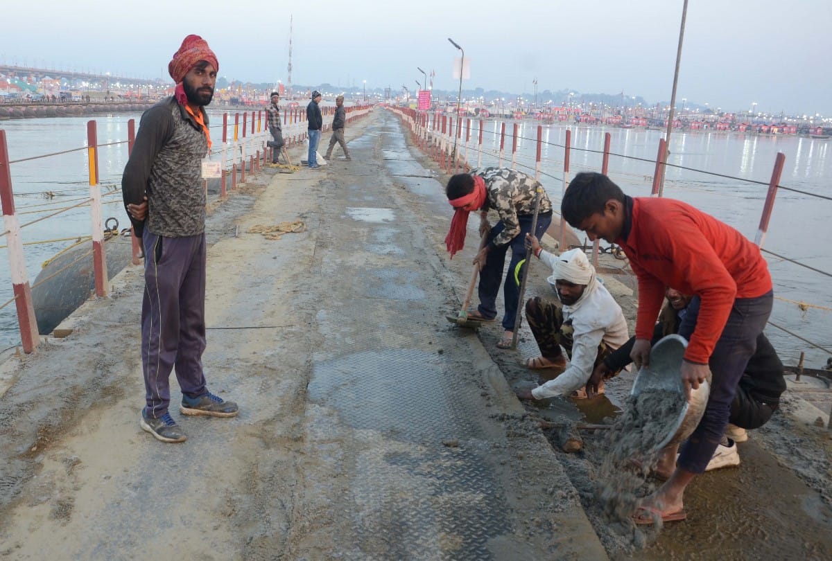 Kali Pontoon bridge washed before cabinet meeting in Prayagraj Kumbh Mela 2019