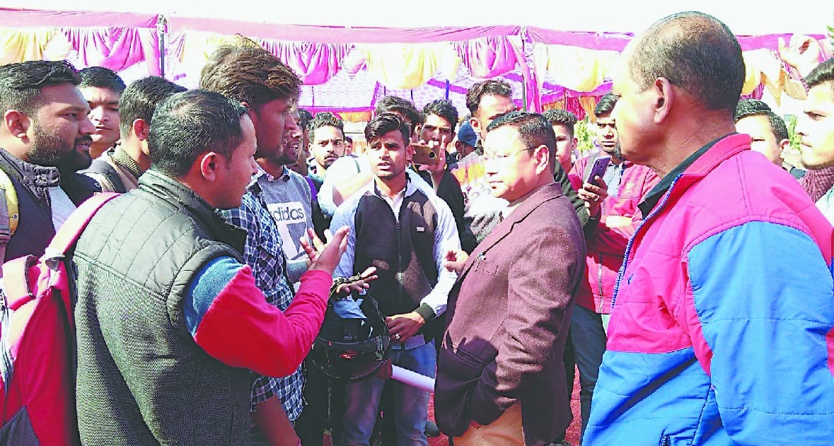 Candidates' ruckus at the employment fair