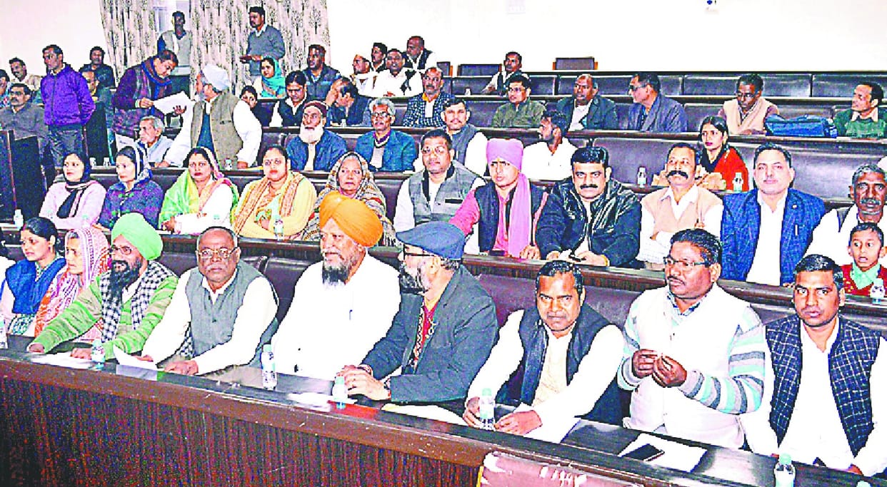 Officer of the district panchayat did not arrive at the meeting