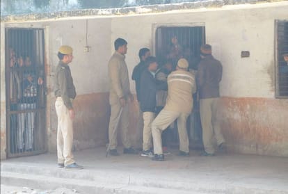 clash between prisoners and policemen at court campus in mainpuri