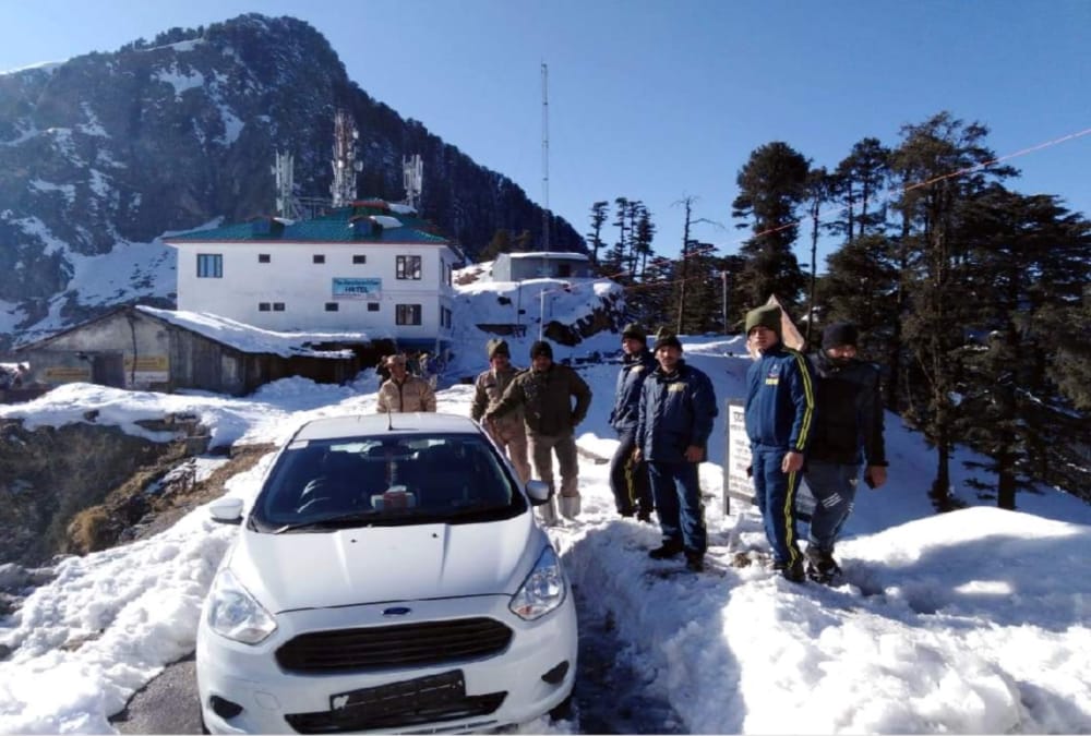 Delhi tourist rescue from chakrata after stuck in heavy snowfall