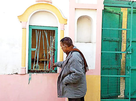 Thieves target four temples