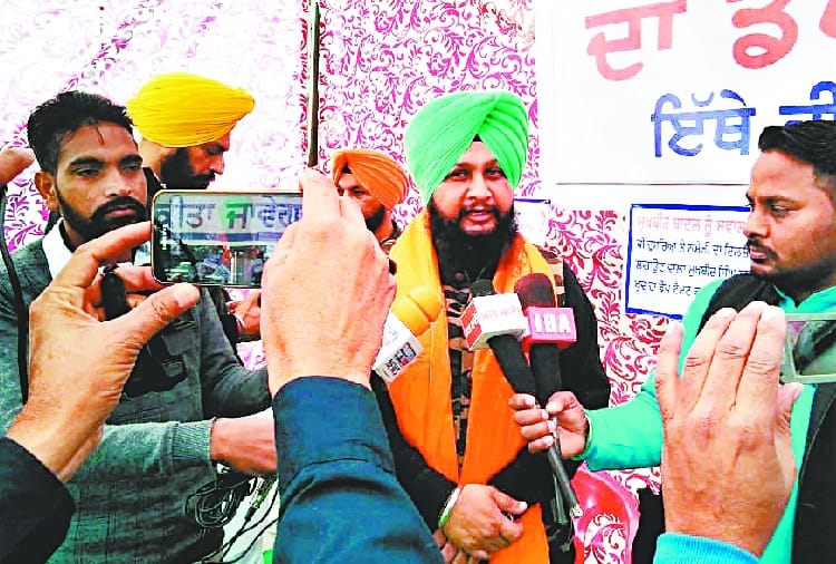 Sukhbir Badal reached in zira for workers meeting