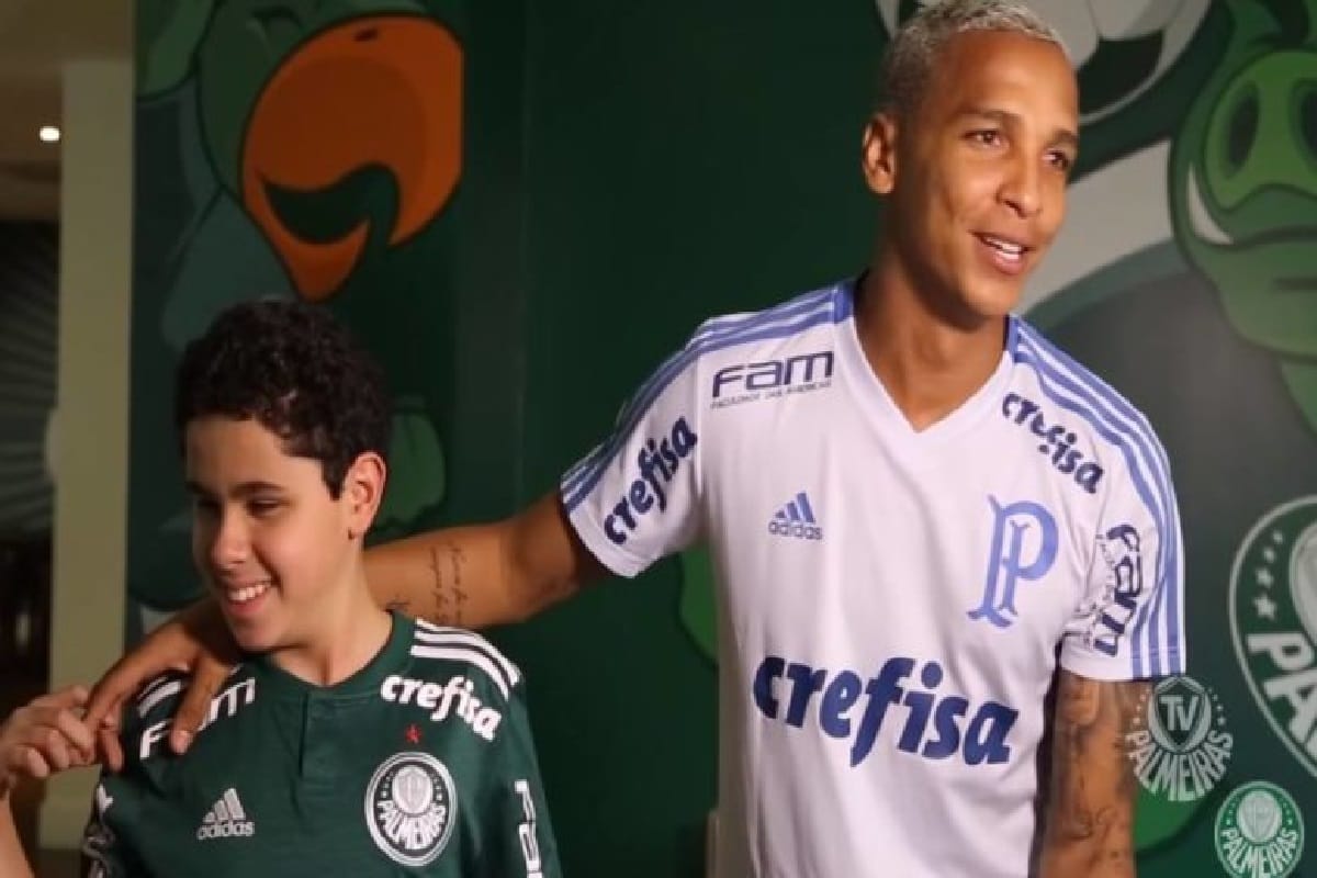 Silvia Grecco narrates football games for her blind son Nickollas video viral