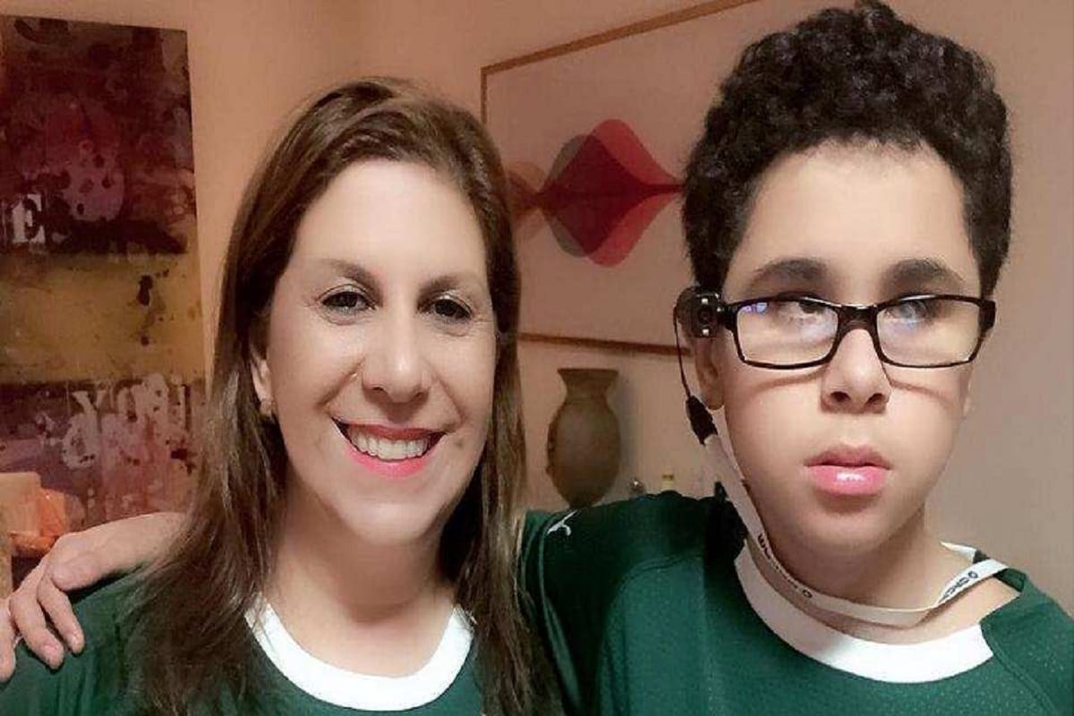 Silvia Grecco narrates football games for her blind son Nickollas video viral
