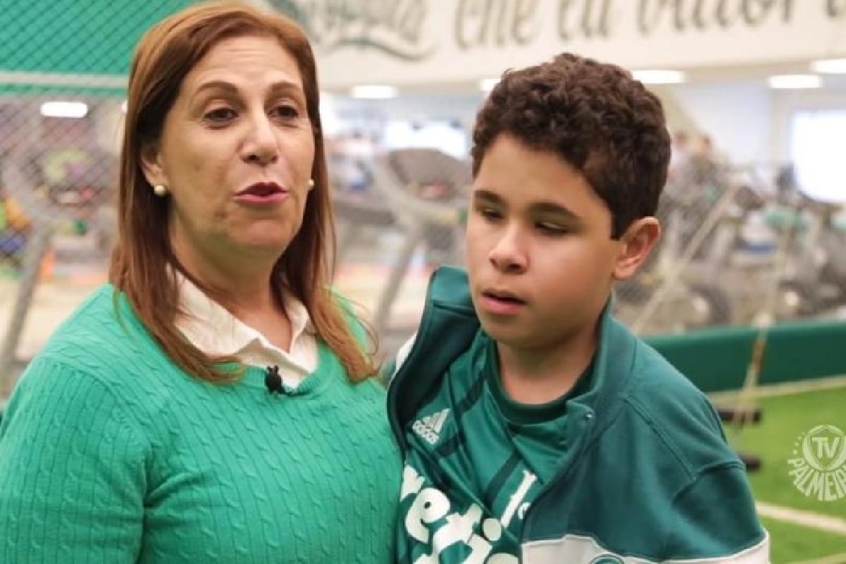 Silvia Grecco narrates football games for her blind son Nickollas video viral